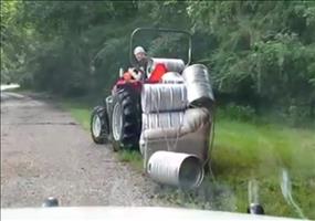 Steve unterwegs mit seinem Traktor... und seiner Couch