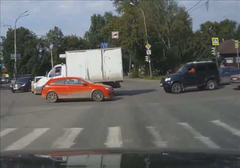 Instant Karma: Mit dem Stinkefinger auf die Kreuzung fahren