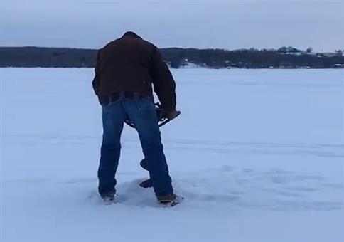 Wie Man(n) richtig ein Eisloch bohrt