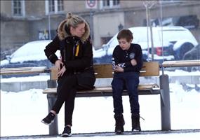 Frierender Junge an Bushaltestelle in Norwegen