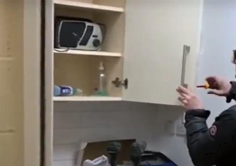 Na mal schauen wann er seinen Fehler bemerkt