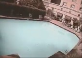 Swimmingpool während eines Erdbebens