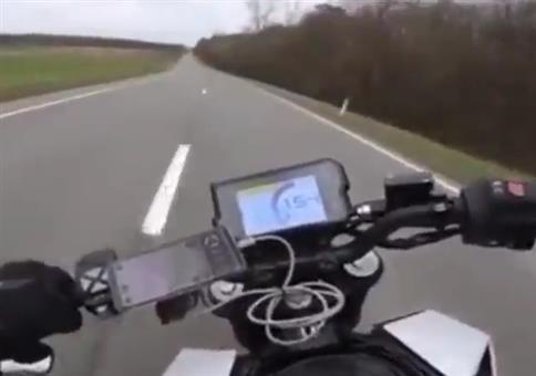 Das war knapp: Motorradfahrer und Idioten auf der Gegenspur