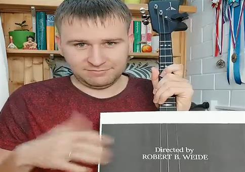 Robert B. Weide Theme auf der Balalaike