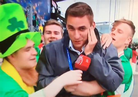 Irische Fußballfans und der ungarische Reporter