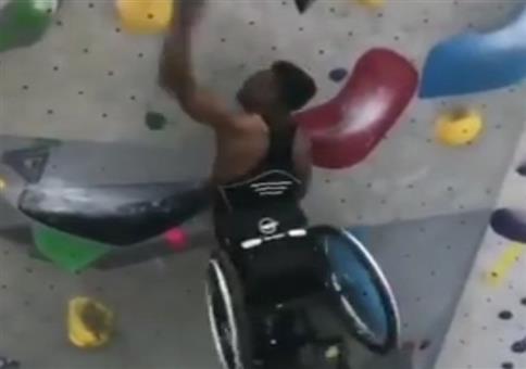 Im Rollstuhl die Wand hochklettern