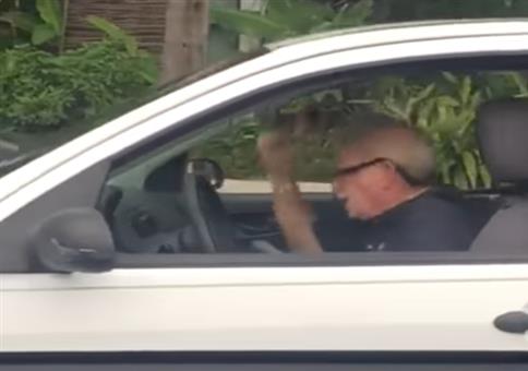 Heavy Metal Opa im Auto unterwegs