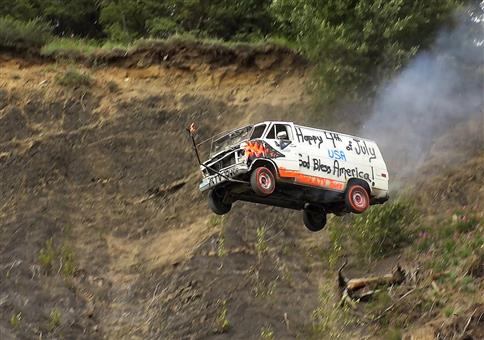 Amis jagen ihre Autos von einer Klippe