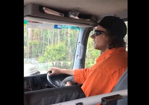 Spaß auf Arbeit: Wasserflasche im Auto