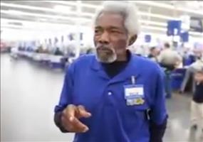 Er begrüßt die Leute im Walmart