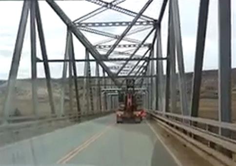 LKW ist ein Stück zu hoch für diese Brücke