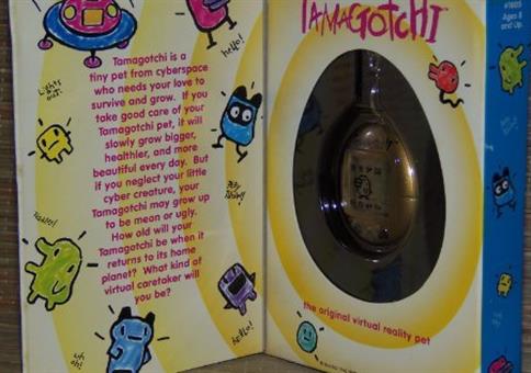 Original V1 Tamagotchi von 1996 in Gold