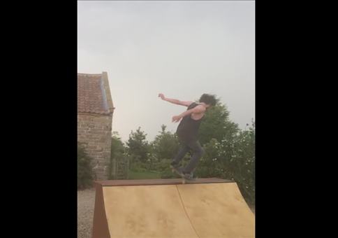 Thor und sein Skateboard