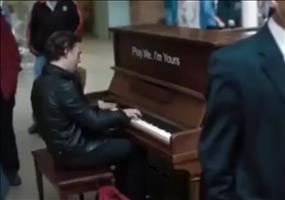 Henri Herbert am Klavier