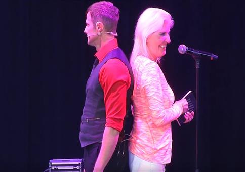 Wasserstoff-Blondine mit sehr langer Leitung