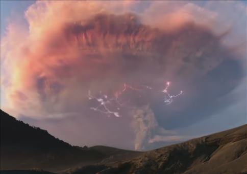 Gewittersturm über einem Vulkan