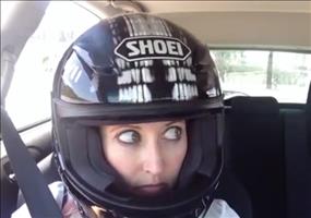 Beifahrerin macht große Augen im Rennwagen