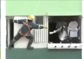 Sie will aus dem Fenster springen