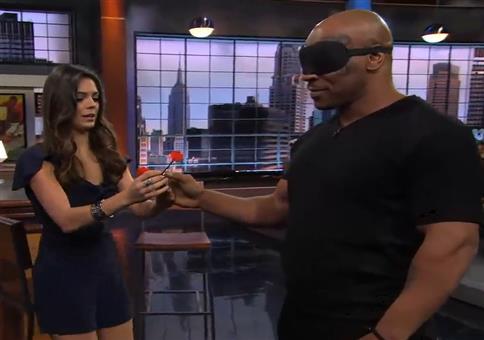 Mike Tyson wirft blind Dartpfeile