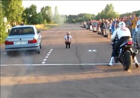 Rennen: BMW E34 VS Motorrad - FAIL