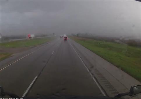 Kleine Böe trifft auf LKW