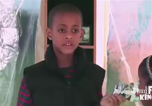 Kinder lassen sich in Lieferwagen locken