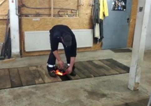 Den Knaller unter den Holzbohlen zünden