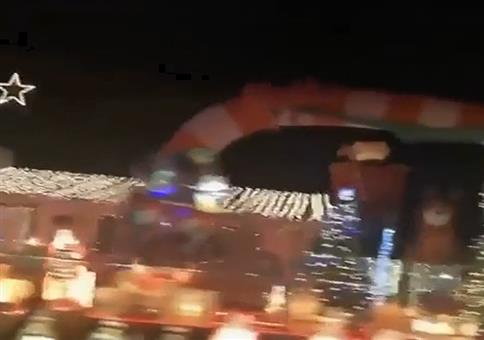 Die Weihnachtsbeleuchtung meines Nachbarn und mein Haus