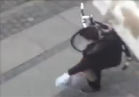 Betrunken sein Fahrrad tragen