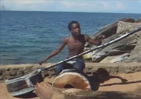 Afrikanische Einmannband am Strand