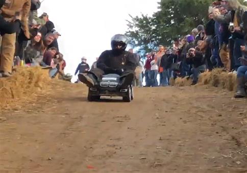 Wenn große Jungs mit kleinen Autos spielen
