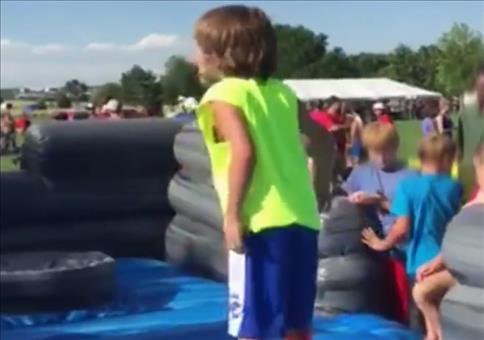 Junge auf einer Hindernishüpfburg