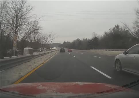 Fliegendes Eis auf der Autobahn
