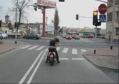 Keine gute Idee: Mopedfahrer an der Ampel anhupen