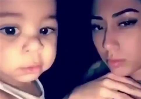 Selfie-Duckface für die sozialen Medien proben