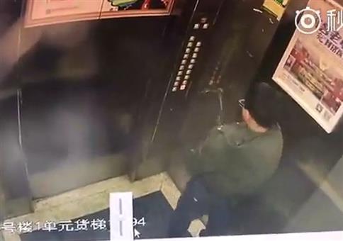 Im Fahrstuhl auf die Knöpfe pinkeln