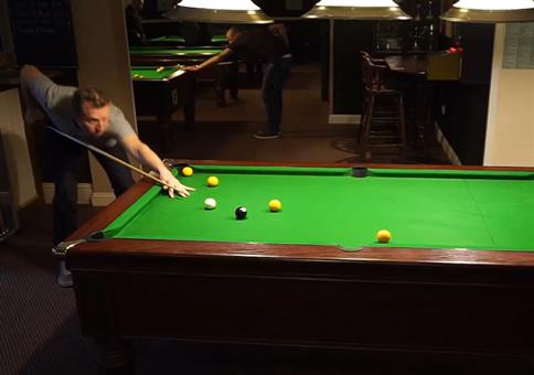 Echte Männerfreude beim Billard