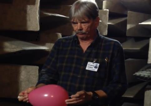Einen Ballon in einem schalltoten Raum platzen lassen