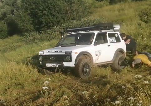 Den Landrover aus dem Dreck ziehen