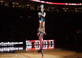 Sich 5 Reisschüsseln auf den Kopf schleudern