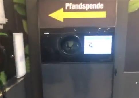 Abstand halten am Pfandautomat