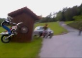 Riesensprung mit Motorrad