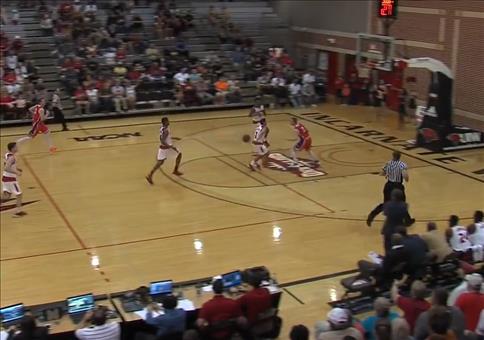 Beim Basketball auf die Schultern gesprungen