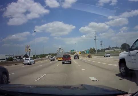 LKW vs zu niedrige Autobahnbrücke