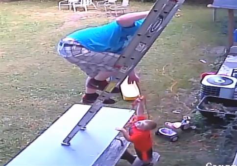 Vater auf der Leiter