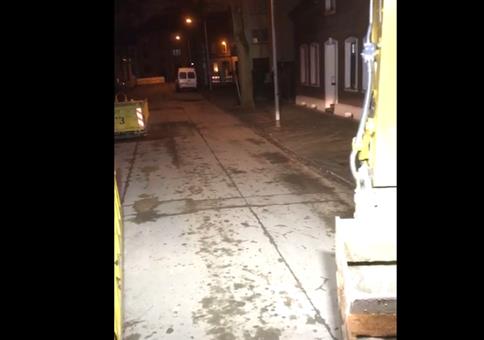 Was macht der Baggerfahrer morgens im Hartz4-Viertel?