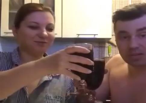 Paar spielt Schere Stein Papier