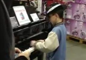 Kleiner Mann am Klavier begeistert Shoppingmeile