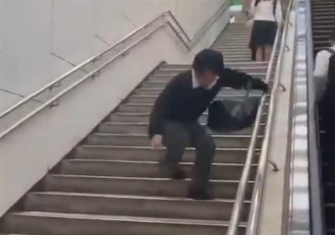 Stolpernd die Treppe runtergehen