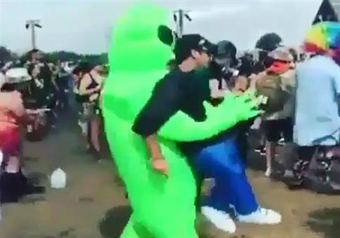 Entführer-Aliens auf nem Rave